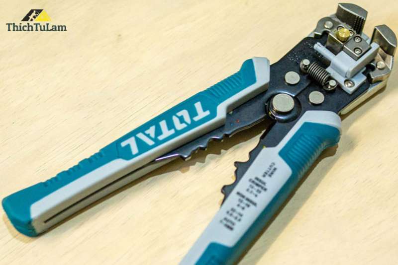 Tại sao kìm tuốt dây điện Total là lựa chọn tốt cho thợ điện bình dân