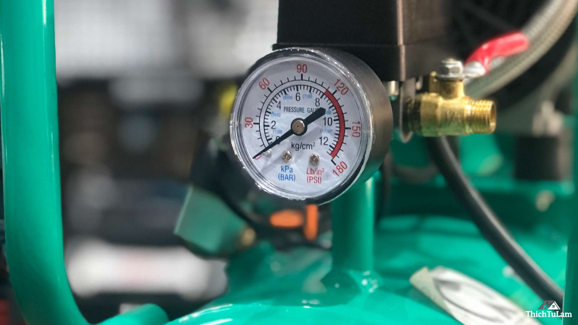 Đồng hồ áp suất trên Máy nén khí DCA