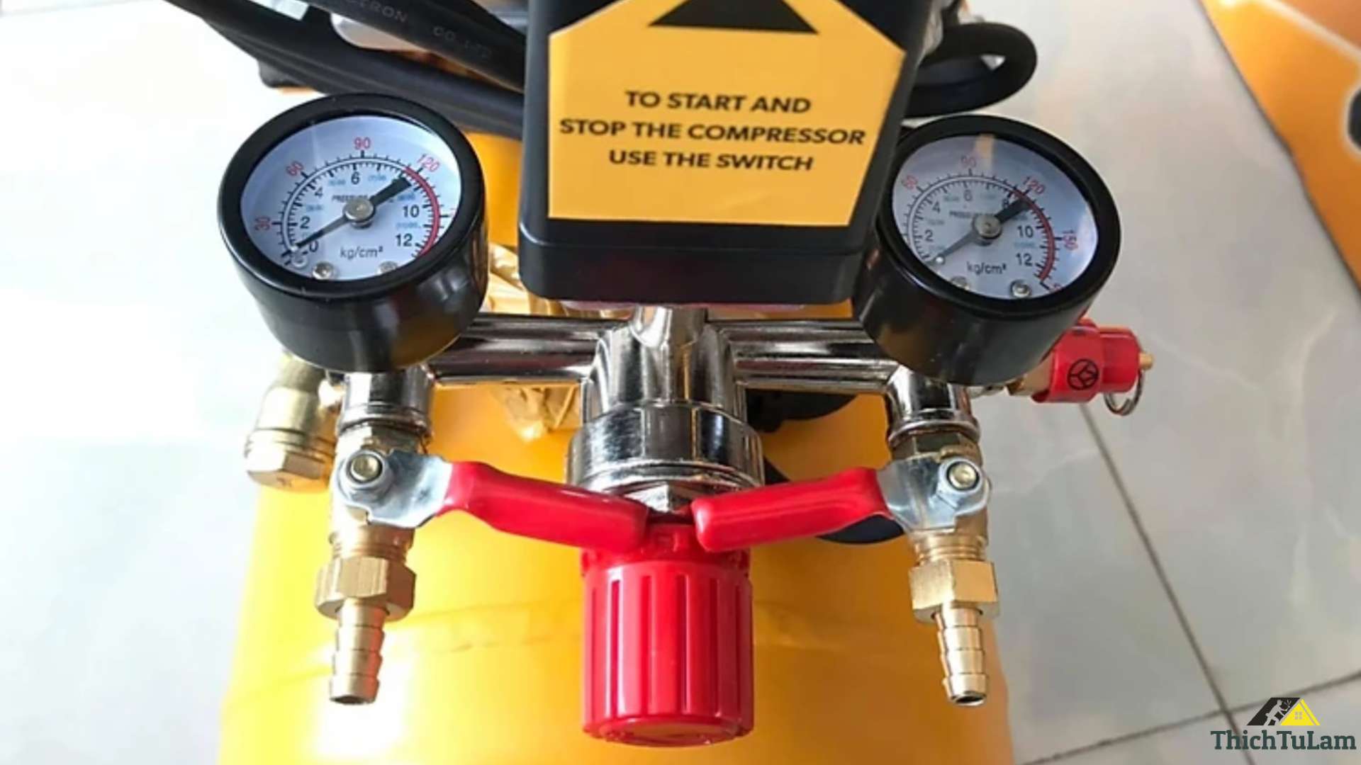 Đồng hồ áp suất trên máy nén khí Tolsen