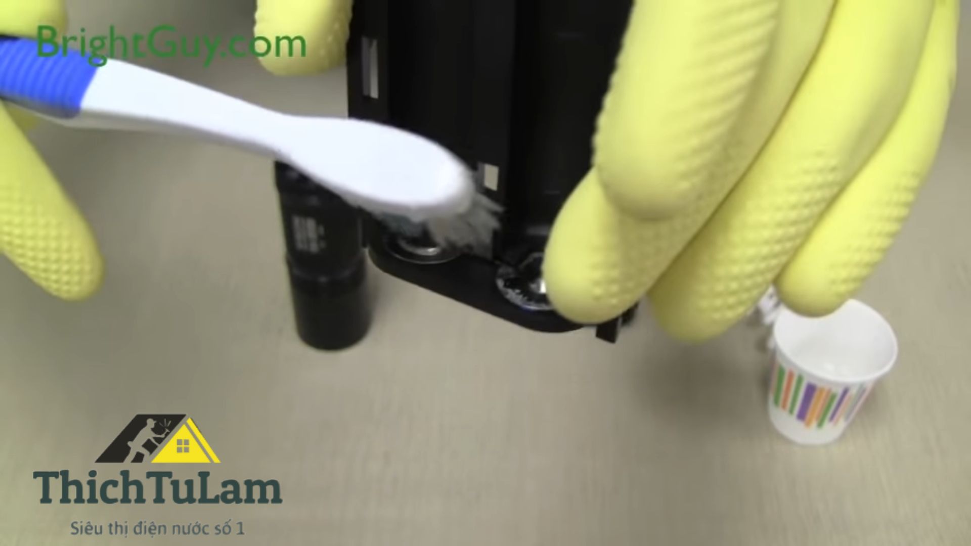Dùng bàn chải để làm sạch các khe cắm trên đèn pin