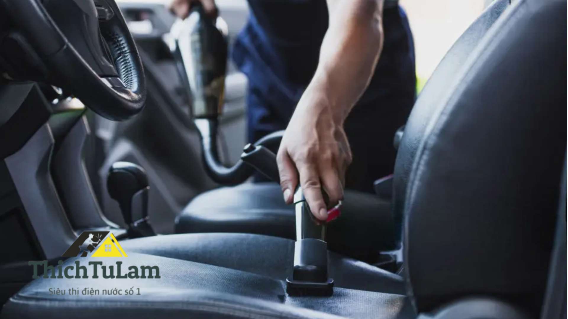 Hút bụi bên trong xe