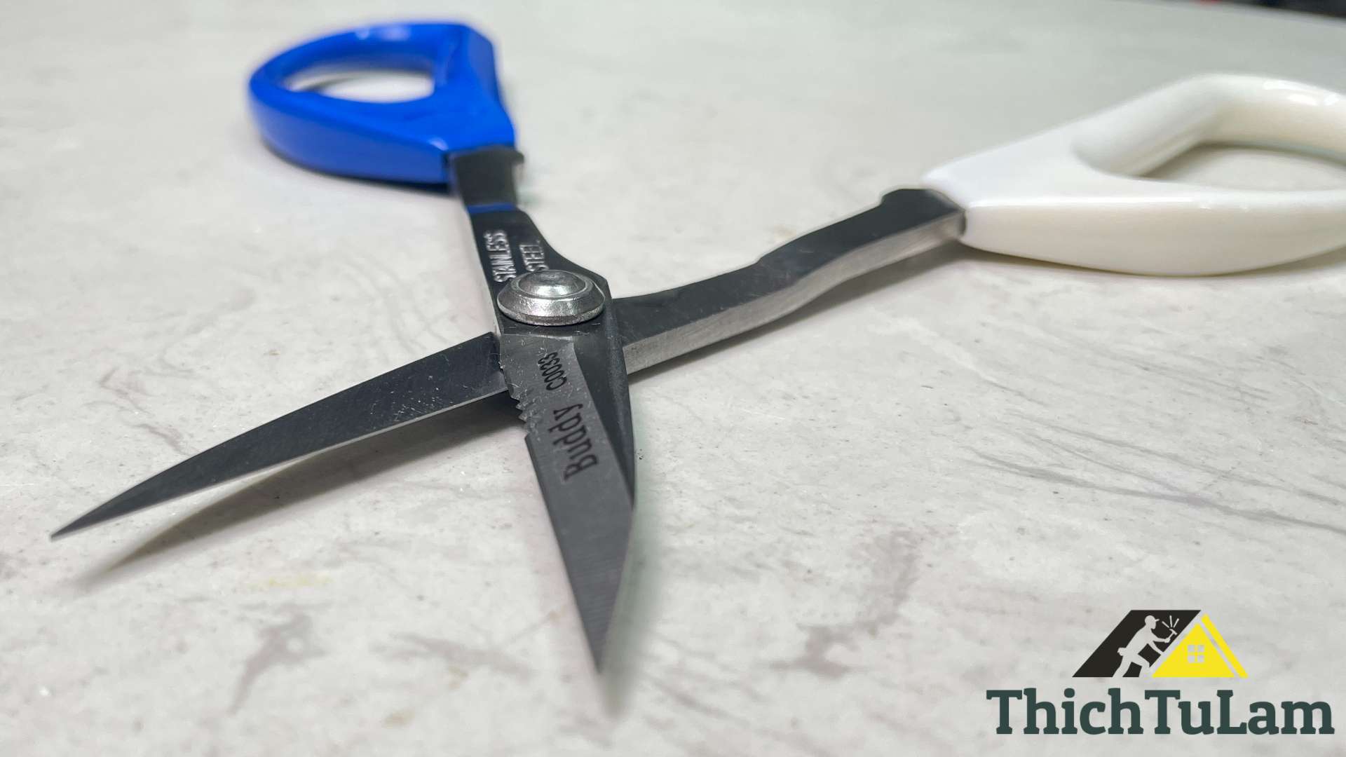 Kéo đa năng cán trắng xanh Buddy BC0033