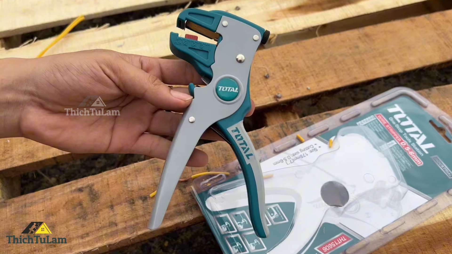 Tại sao kìm tuốt dây điện Total là lựa chọn tốt cho thợ điện bình dân