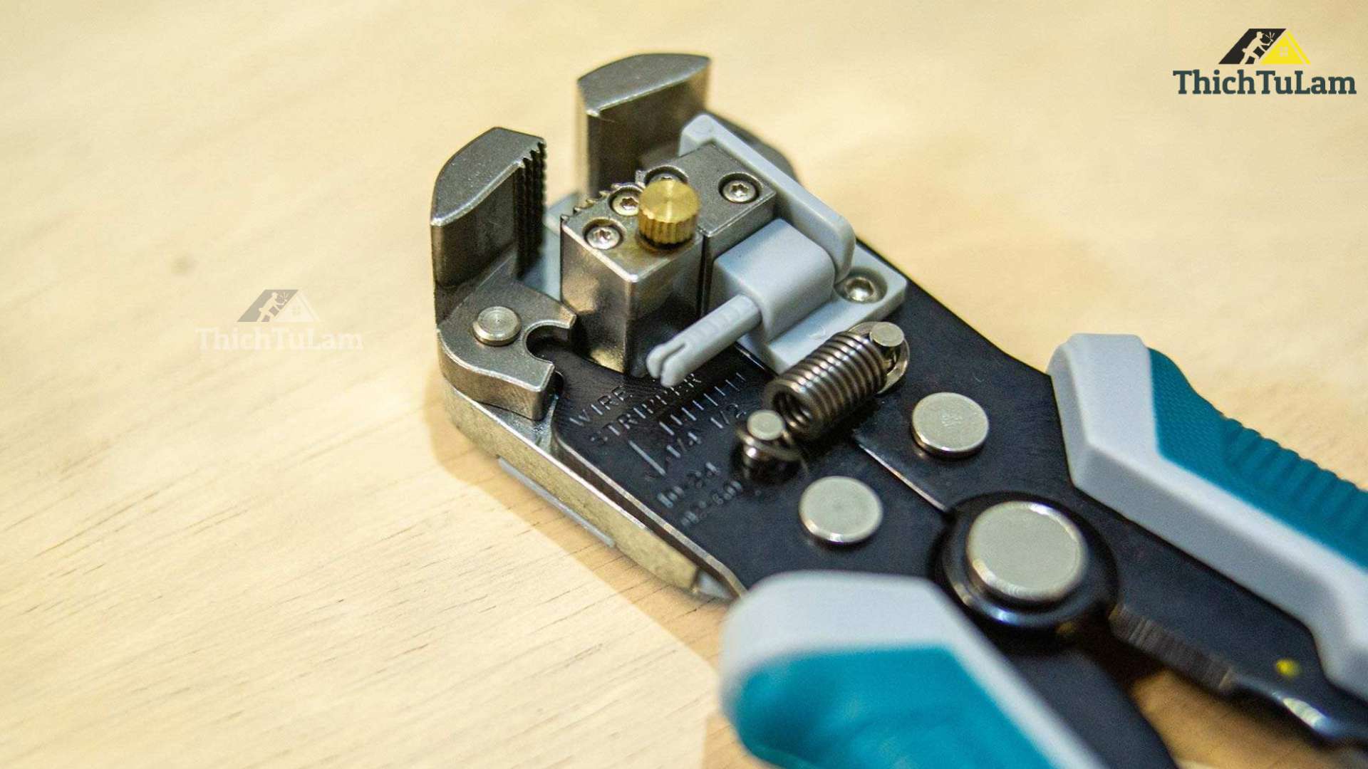 Kìm tuốt dây điện tự động Total THT15246