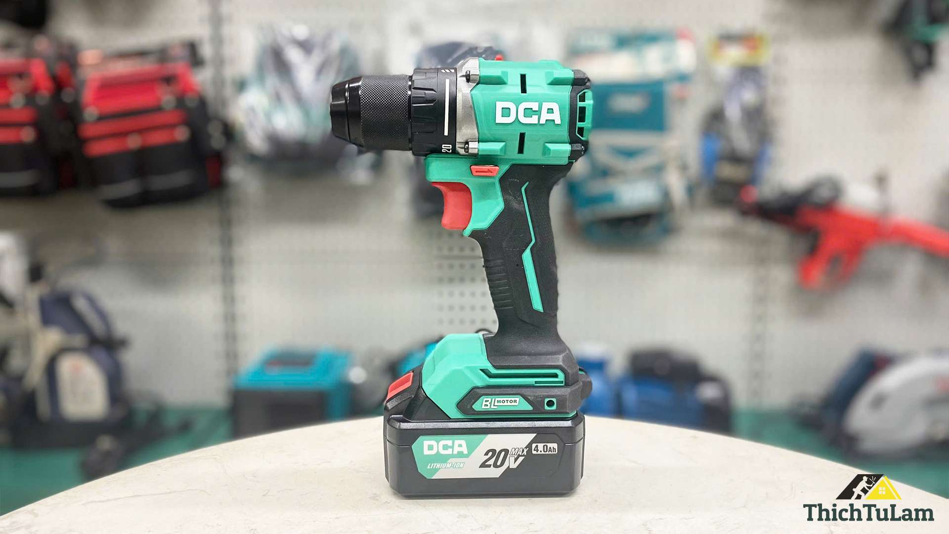 Máy khoan pin không chổi than 2 pin 1 sạc DCA ADJZ2060EM
