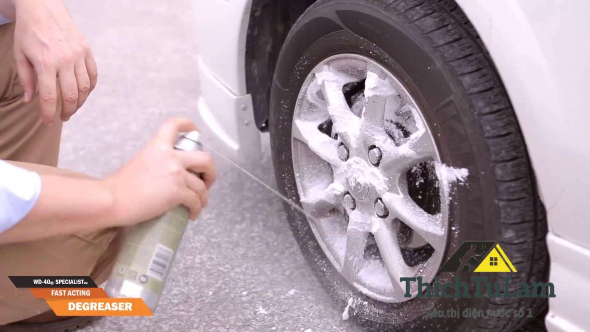 Sử dụng sản phẩm WD-40® Specialist® Degreaser và phun nó lên khung lốp