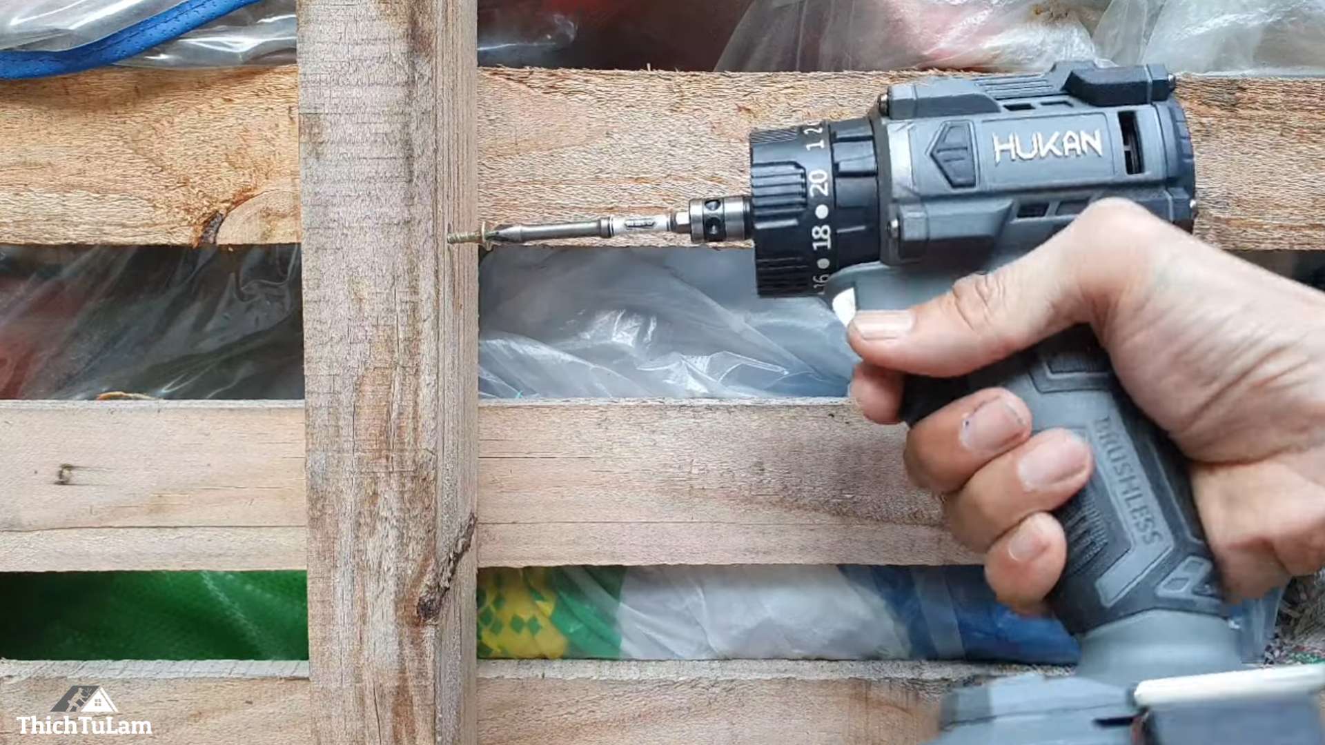 Thử nghiệm bắn vít gỗ