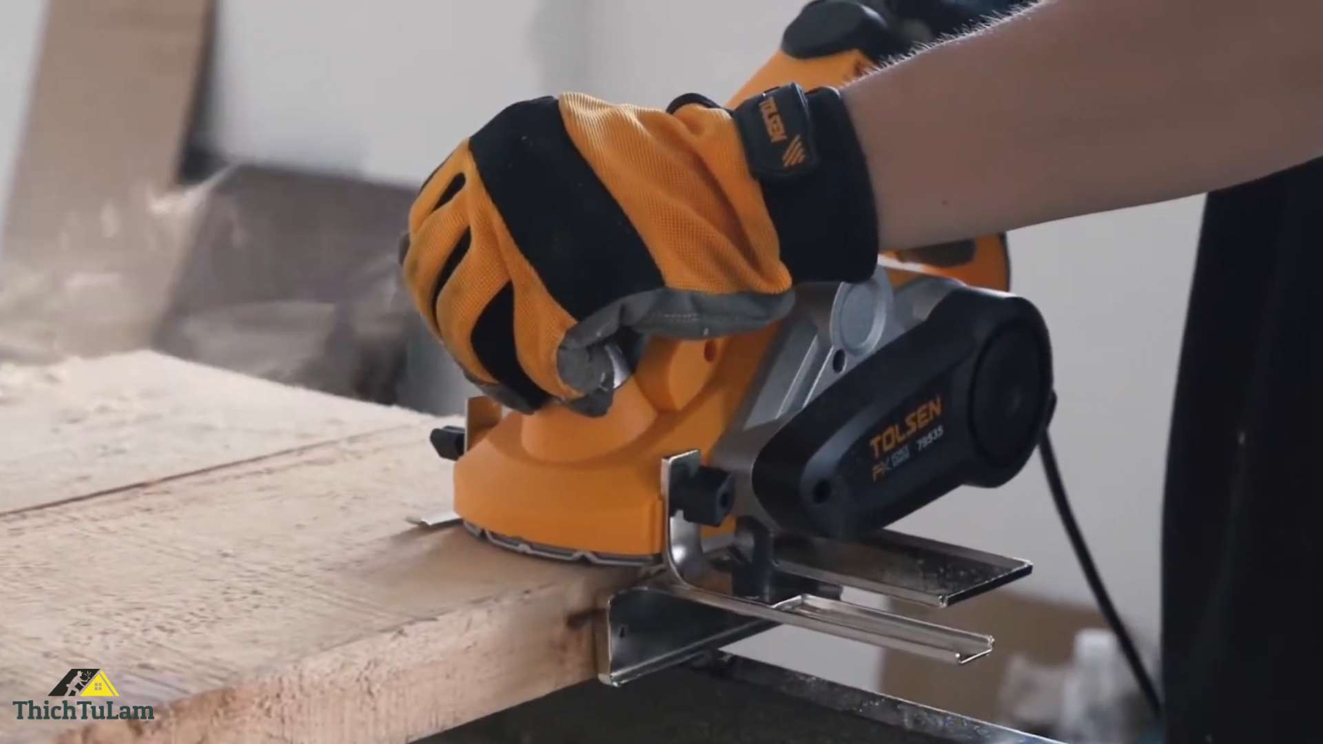 Trải nghiệm máy bào gỗ Tolsen