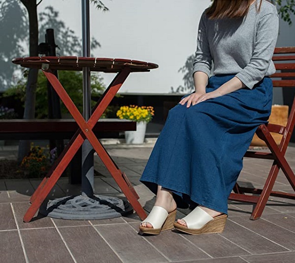 Nếu bạn đang tìm kiếm một đôi giày nữ đẹp để đi chơi, đi chụp ảnh,...thì điều bạn cần quan tâm đến đầu tiên là bạn sẽ mix đôi giày này với bộ quần áo nào, màu sắc thế nào
