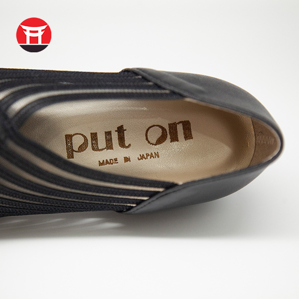 Mép giày và đế giày có ion bạc, zeomic sử dụng kháng khuẩn, được lót thêm đệm ở đế giày nên đi êm chân.