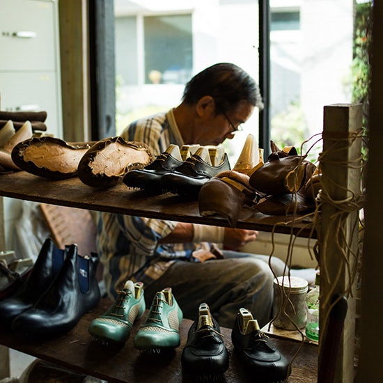 Từng đôi giày Kobe được những người thợ lành nghề làm rất tỉ mỉ, cẩn thận và dày công. 