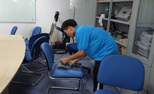 công ty giặt ghế văn phòng chuyên nghiệp giá rẻ tại quận hoàn kiếm hn.jpg