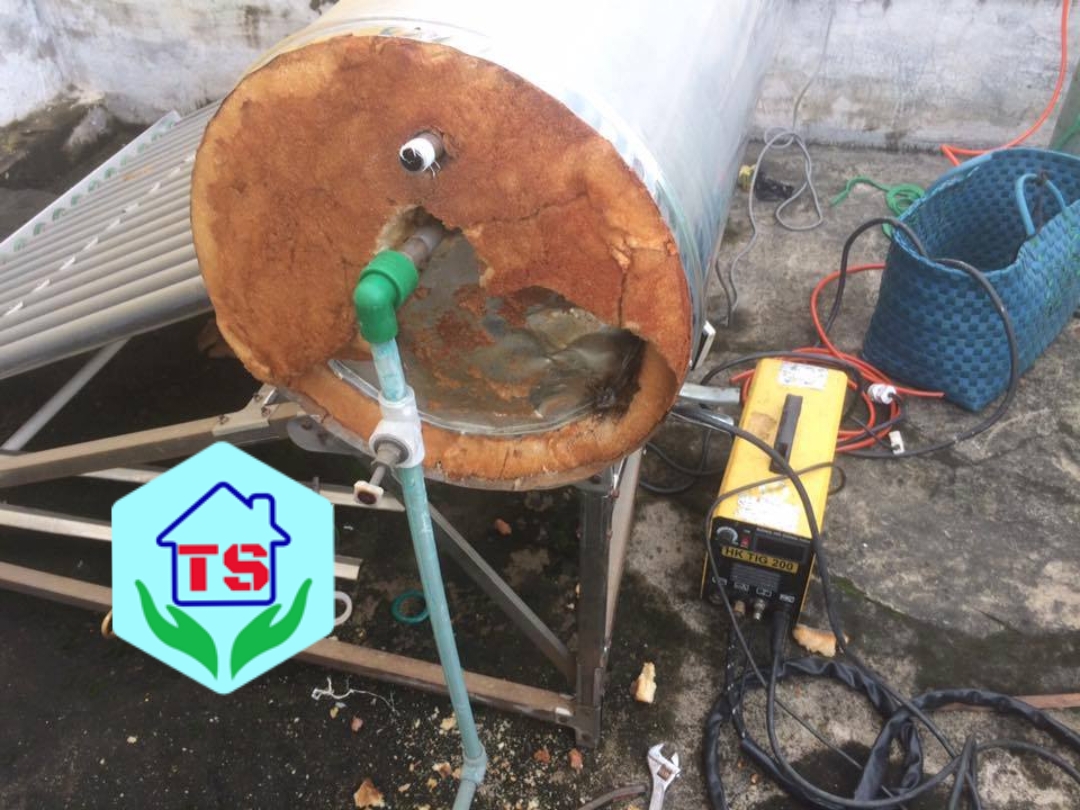 SỬA MÁY NƯỚC NÓNG NĂNG LƯỢNG MẶT TRỜI BỊ RÒ RỈ NƯỚC TẠI QUẬN GÒ VẤP