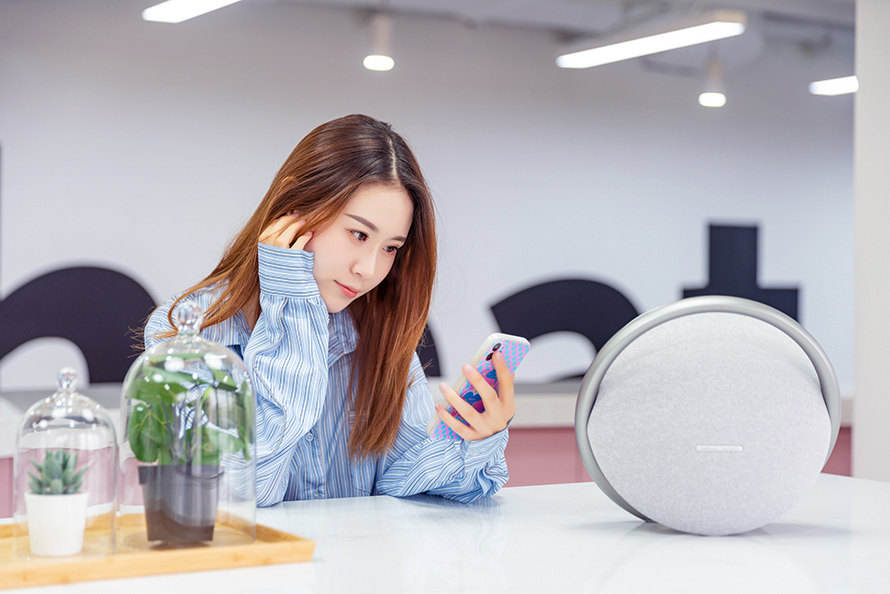 Trên tay Harman Kardon Onyx Studio 7 màu xám phiên bản 2022 Trên tay Harman Kardon Onyx Studio 7 màu xám phiên bản 2022