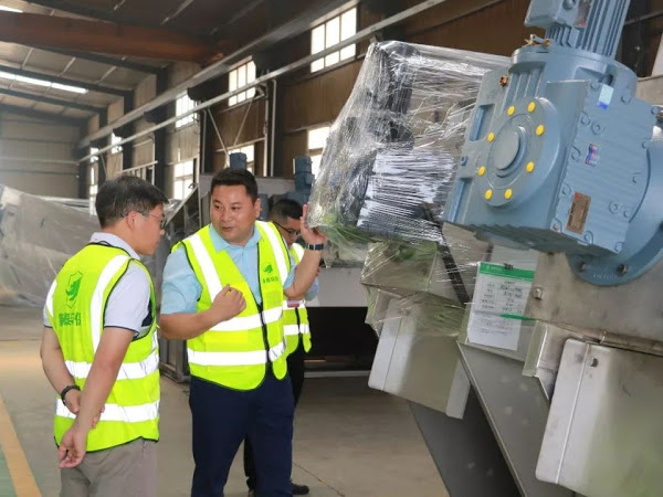 Chủ tịch tập đoàn kiểm tra chất lượng trước khi bàn giao lắp đặt cho khách hàng