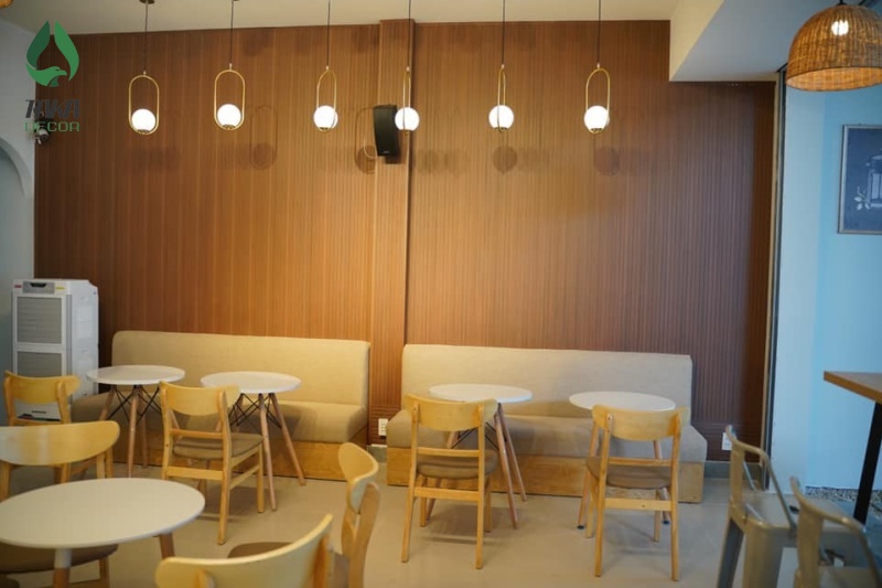 Cách lựa chọn tấm nhựa ốp giả gỗ đẹp cho quán cà phê 