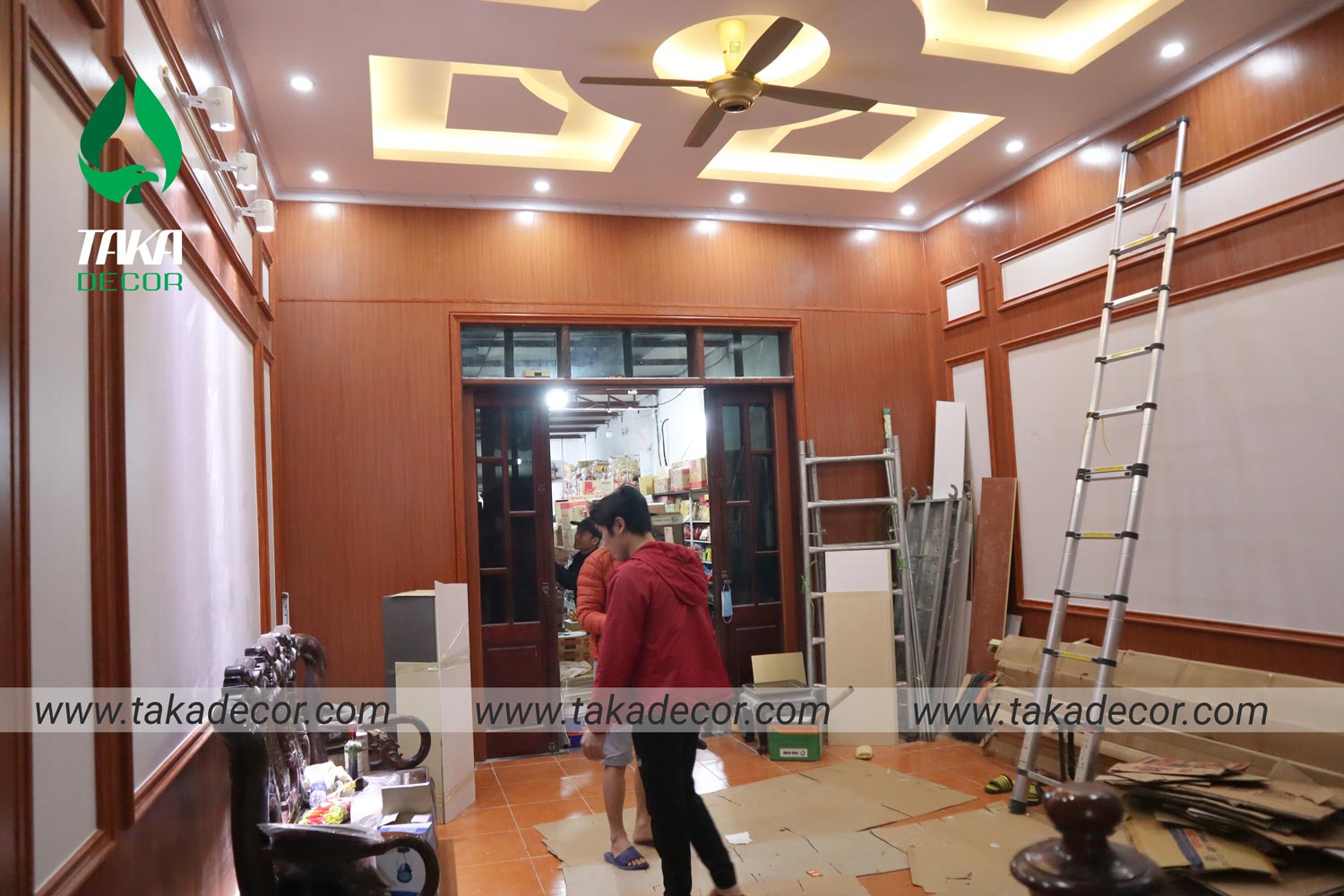 Thi công nội thất bằng tấm nhựa ốp tường pvc vân gỗ