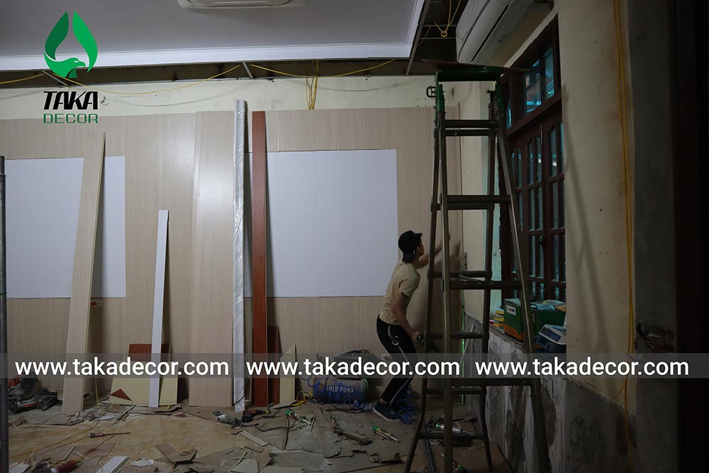 Cách khắc phục tường và trần ẩm mốc, ngấm nước, bong tróc sơn bằng tấm ốp tường pvc