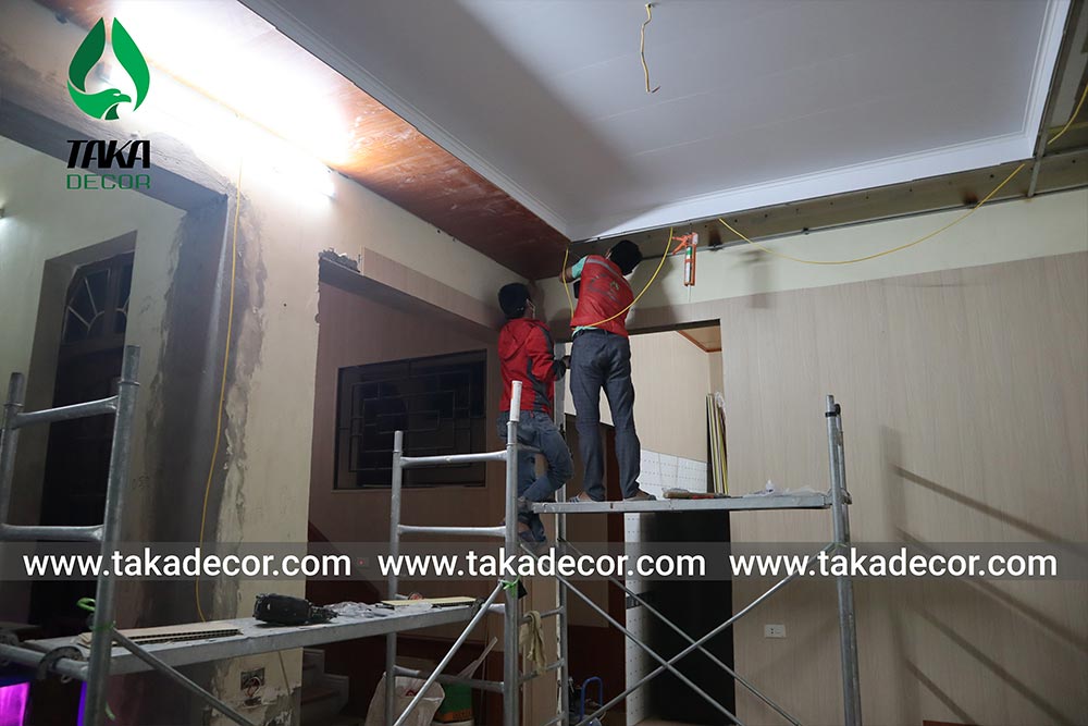 Cách khắc phục tường và trần ẩm mốc, ngấm nước, bong tróc sơn bằng tấm ốp tường pvc