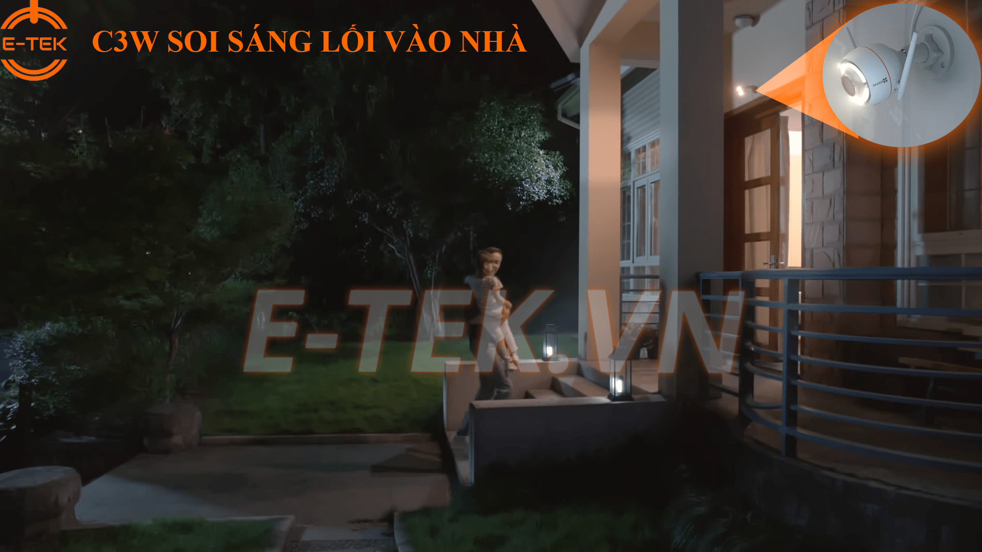 Camera IP WIF Ezviz ngoài trời C3WN soi sáng lối vào nhà.