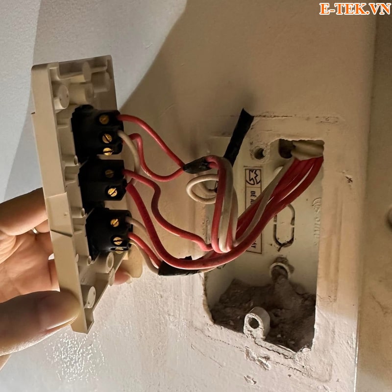 kiểm tra đế âm trước khi lắp công tắc wifi