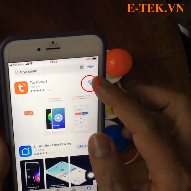 Nhấn vào Tải xuống hoặc ki hiệu tải xuống tải app tuyasmart