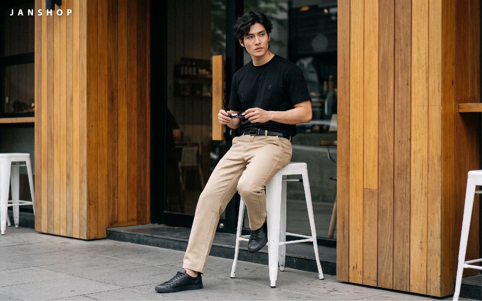 Bản phối công sở với áo thun cùng quần kaki 