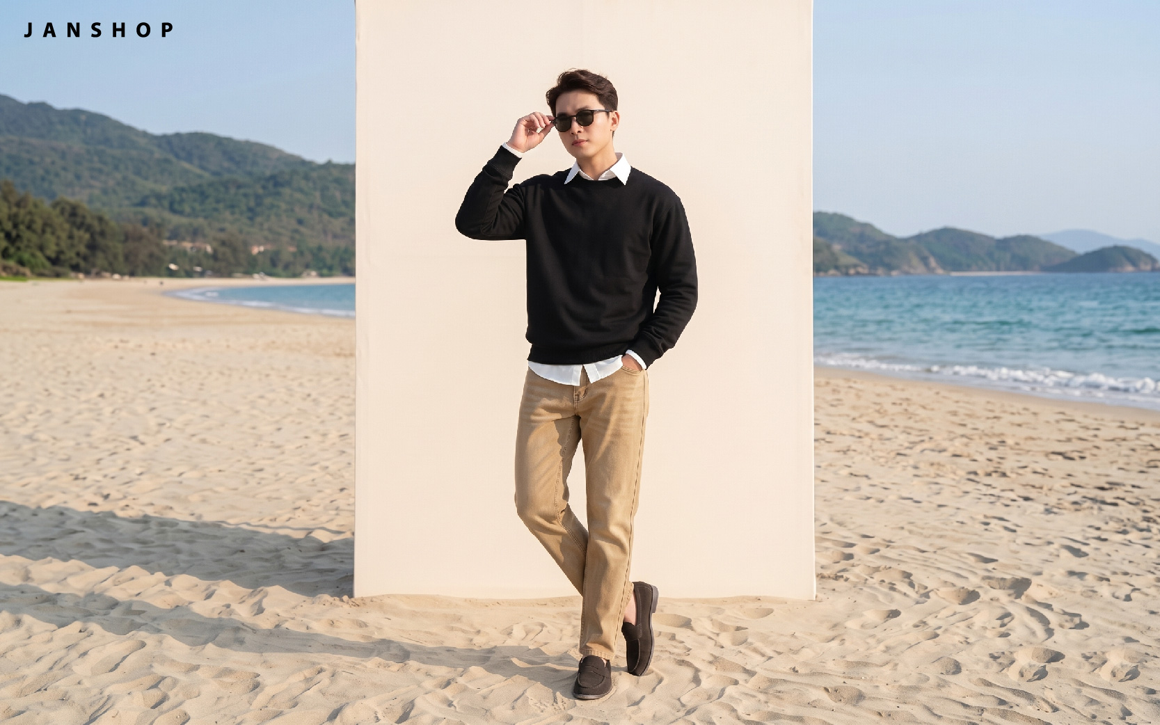 Phối đồ mua thu cho nam đẹp, phong cách cùng sweater cổ tròn, sơ mi và quần jean