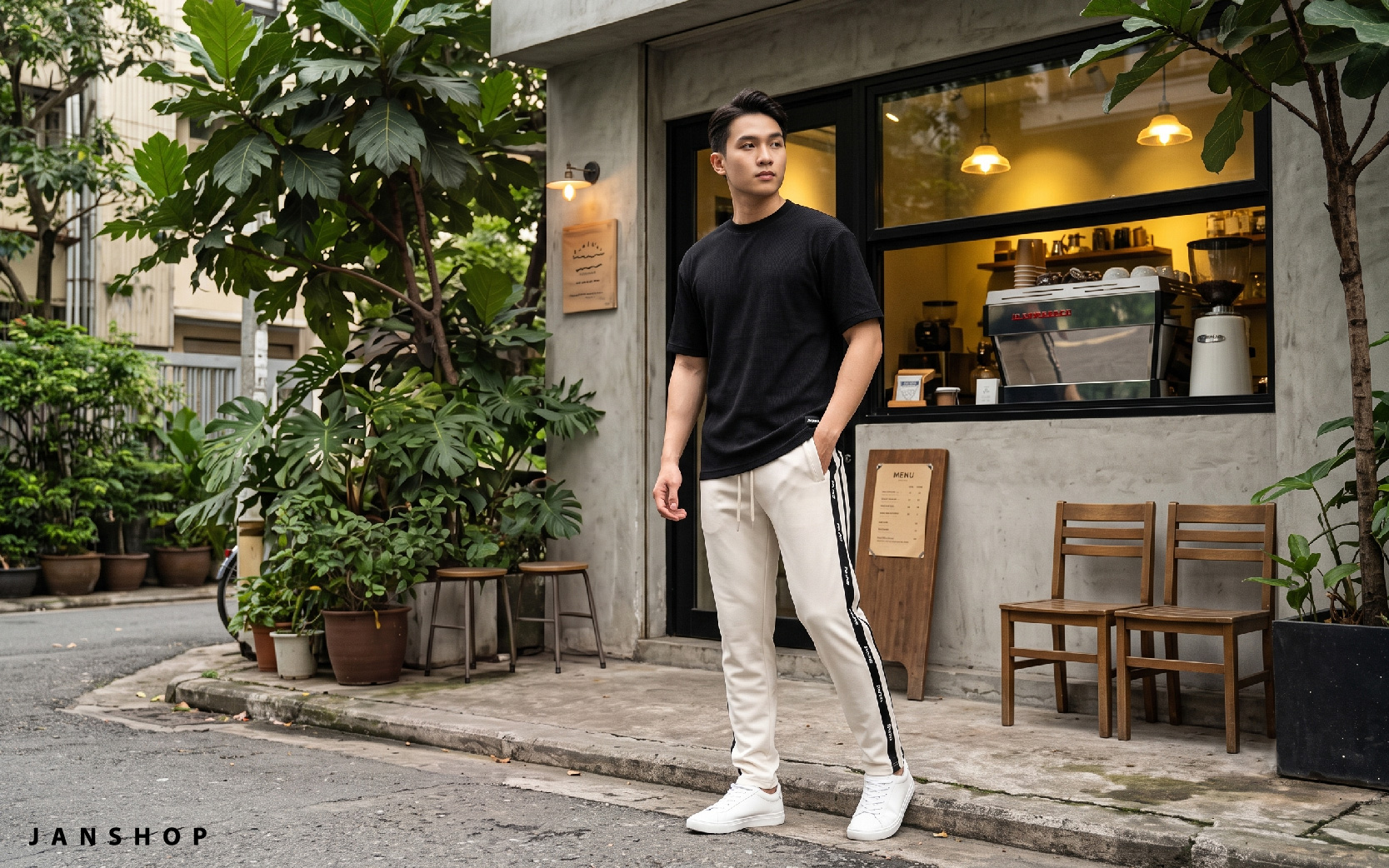Áo thun nam với quần jogger