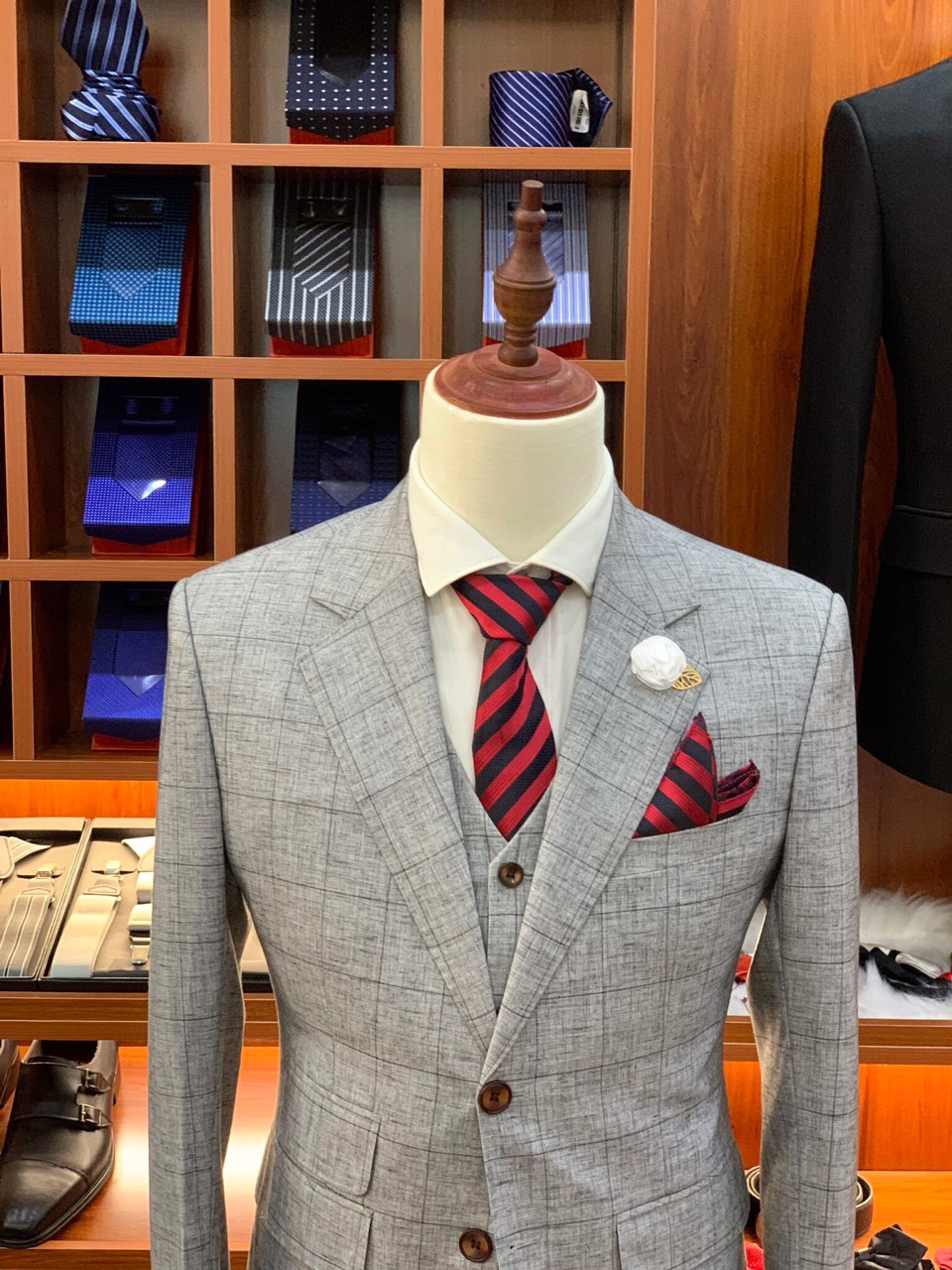 Thế nào là một bộ vest nam đẹp chuẩn cho phái mạnh? | May đo vest nam |  Dunnio Tailor - Hệ thống thời trang may đo