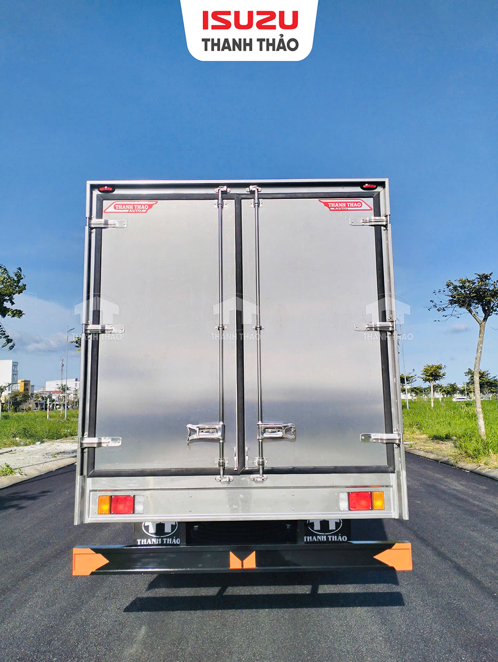 Xe tải Isuzu NQR550 Thùng Kín TC - Tải trọng 5.1 tấn - Thùng dài 6m1