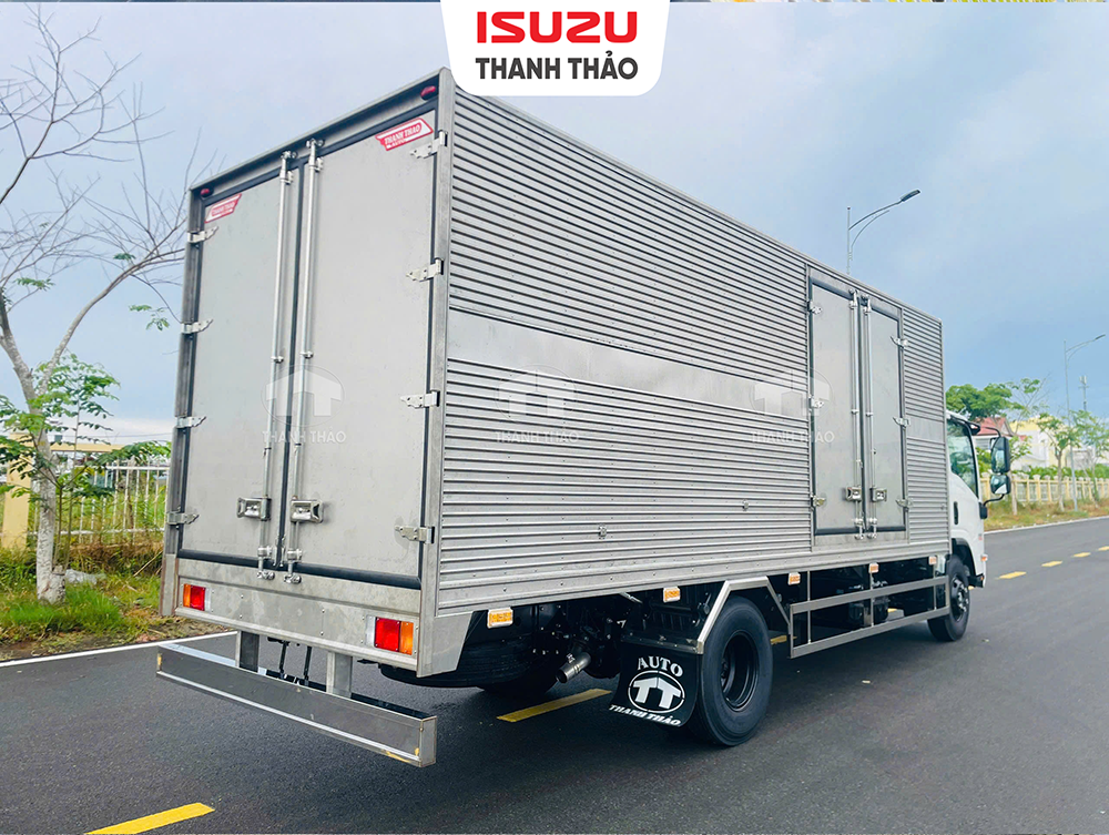 Xe tải Isuzu NQR550 Thùng Kín 2 cửa hông - Tải trọng 5.2 tấn - Thùng dài 6m1