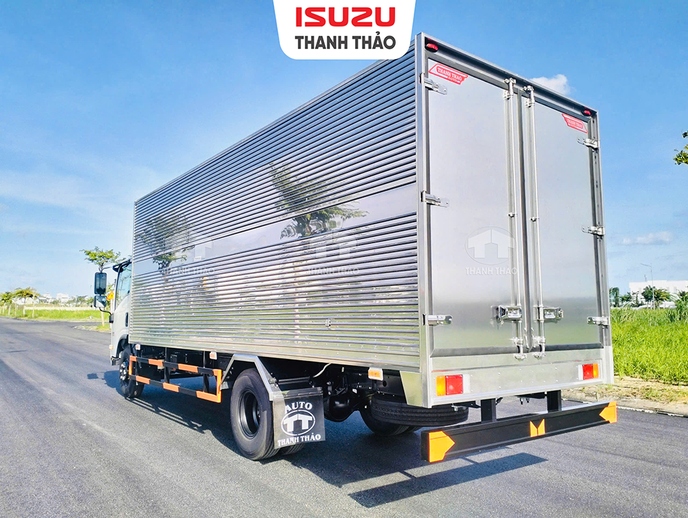 Xe tải Isuzu NQR550 Thùng Kín TC - Tải trọng 5.1 tấn - Thùng dài 6m1
