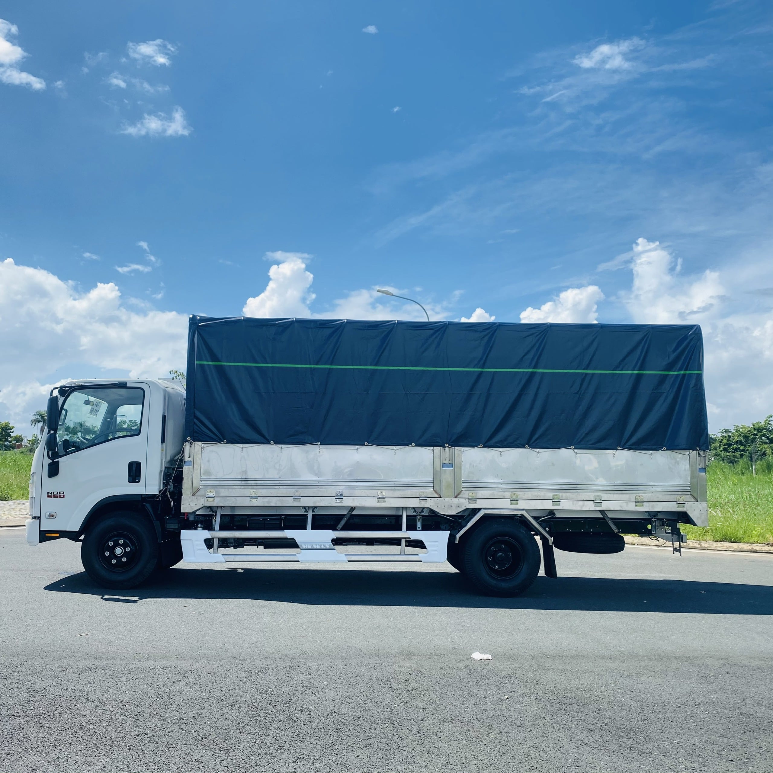 Xe Tải Isuzu NQR550 Mui bạt 304 - Tải trọng 5.5 tấn - Thùng dài 5m7