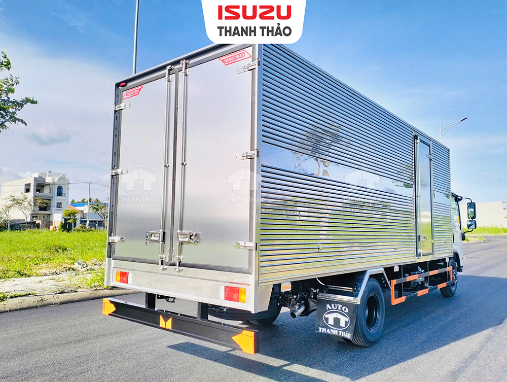 Xe tải Isuzu NQR550 Thùng Kín TC - Tải trọng 5.1 tấn - Thùng dài 6m1