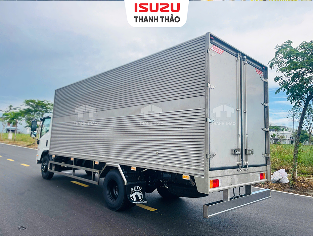 Xe tải Isuzu NQR550 Thùng Kín 2 cửa hông - Tải trọng 5.2 tấn - Thùng dài 6m1
