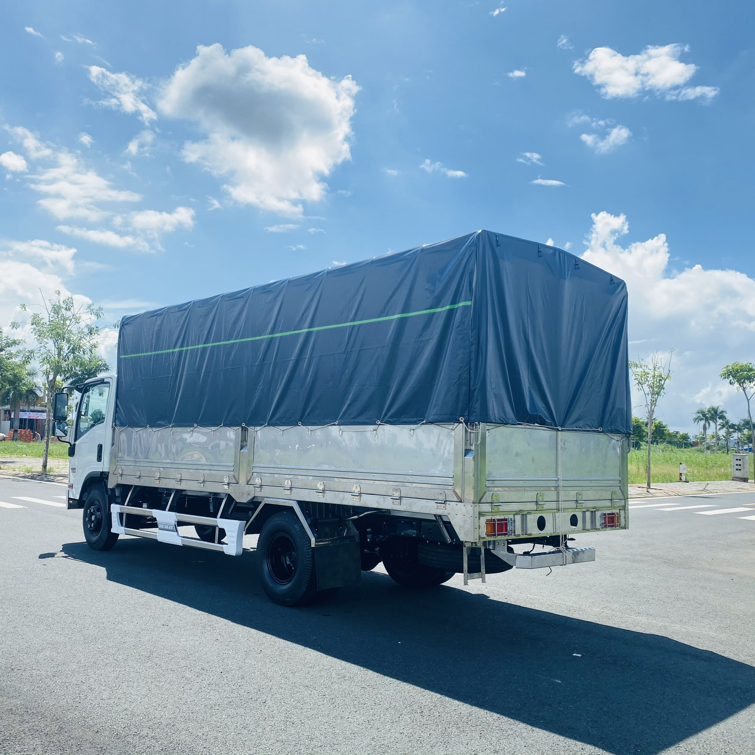 Xe Tải Isuzu NQR550 Mui bạt 304 - Tải trọng 5.5 tấn - Thùng dài 5m7