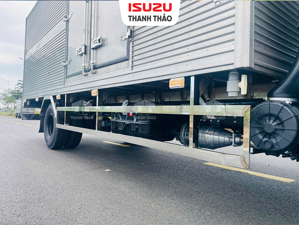 Xe tải Isuzu NQR550 Thùng Kín 2 cửa hông - Tải trọng 5.2 tấn - Thùng dài 6m1
