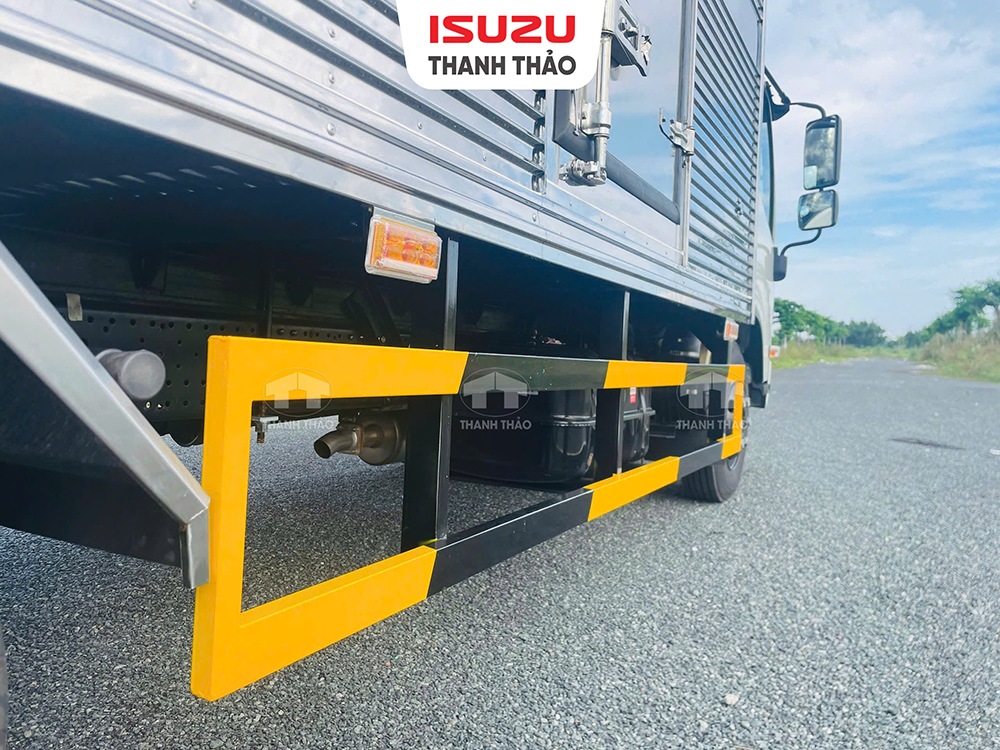 Xe tải Isuzu NPR400 - Thùng kín TC - Tải 3.85 tấn - Thùng dài 5m2