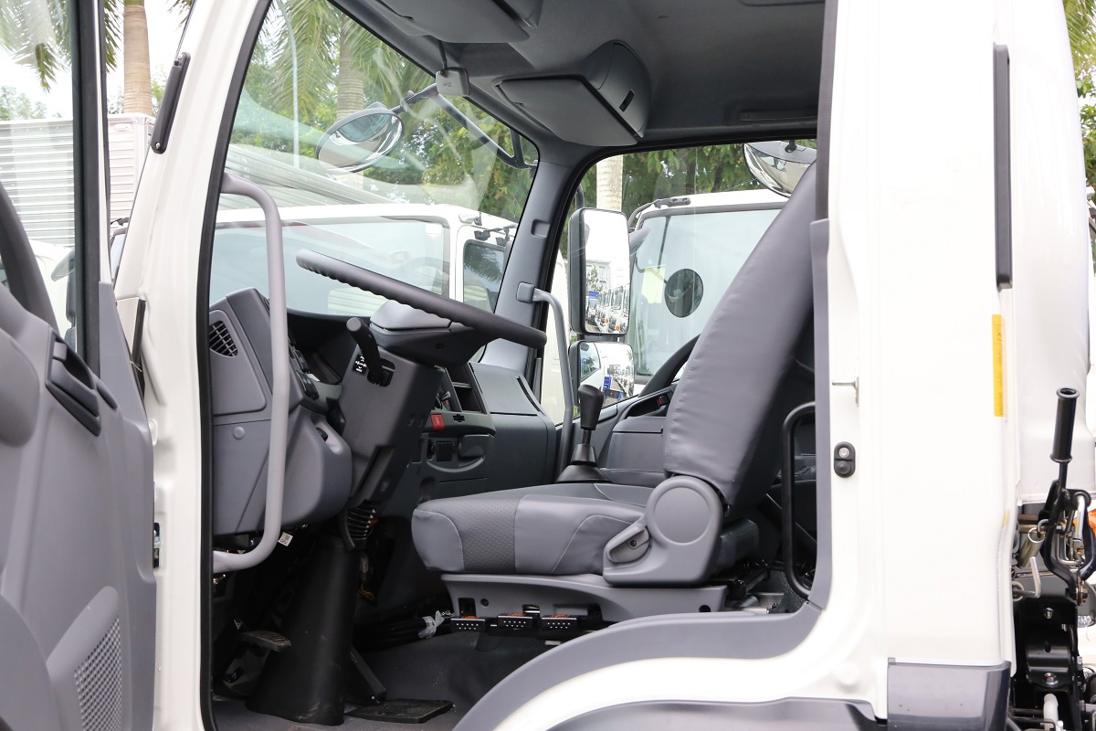 Xe cẩu Isuzu FRR650 - Tải trọng 4.9 tấn - Thùng dài 6m