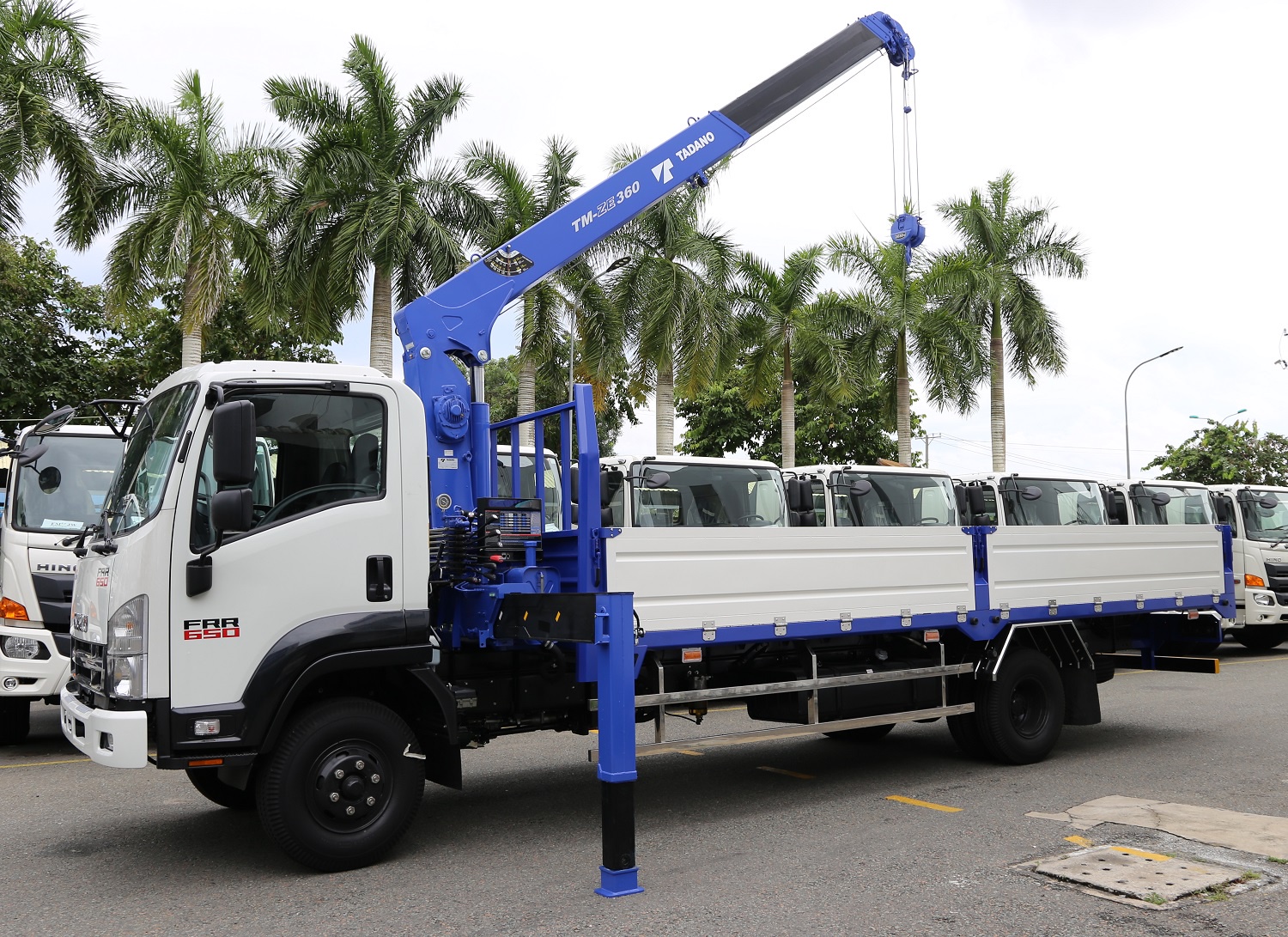 Xe cẩu Isuzu FRR650 - Tải trọng 4.9 tấn - Thùng dài 6m