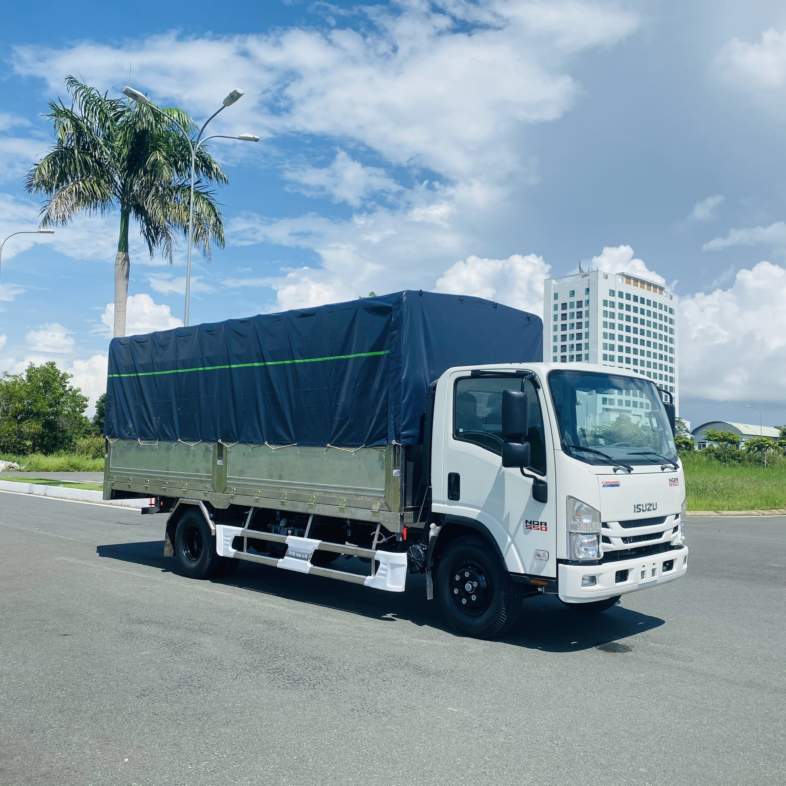 Xe Tải Isuzu NQR550 Mui bạt 304 - Tải trọng 5.5 tấn - Thùng dài 5m7