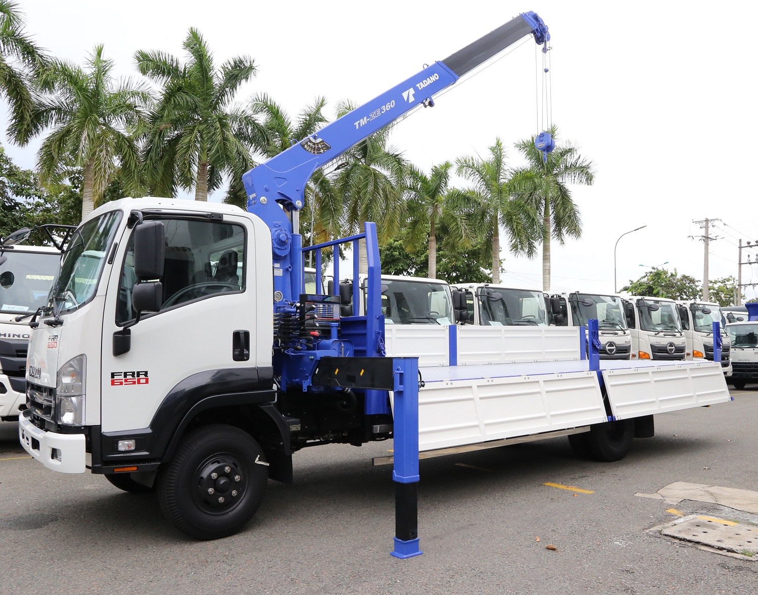 Xe cẩu Isuzu FRR650 - Tải trọng 4.9 tấn - Thùng dài 6m