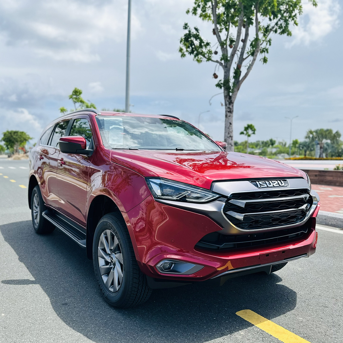 Xe 7 chổ Isuzu Mu-X Premium 4x4 AT