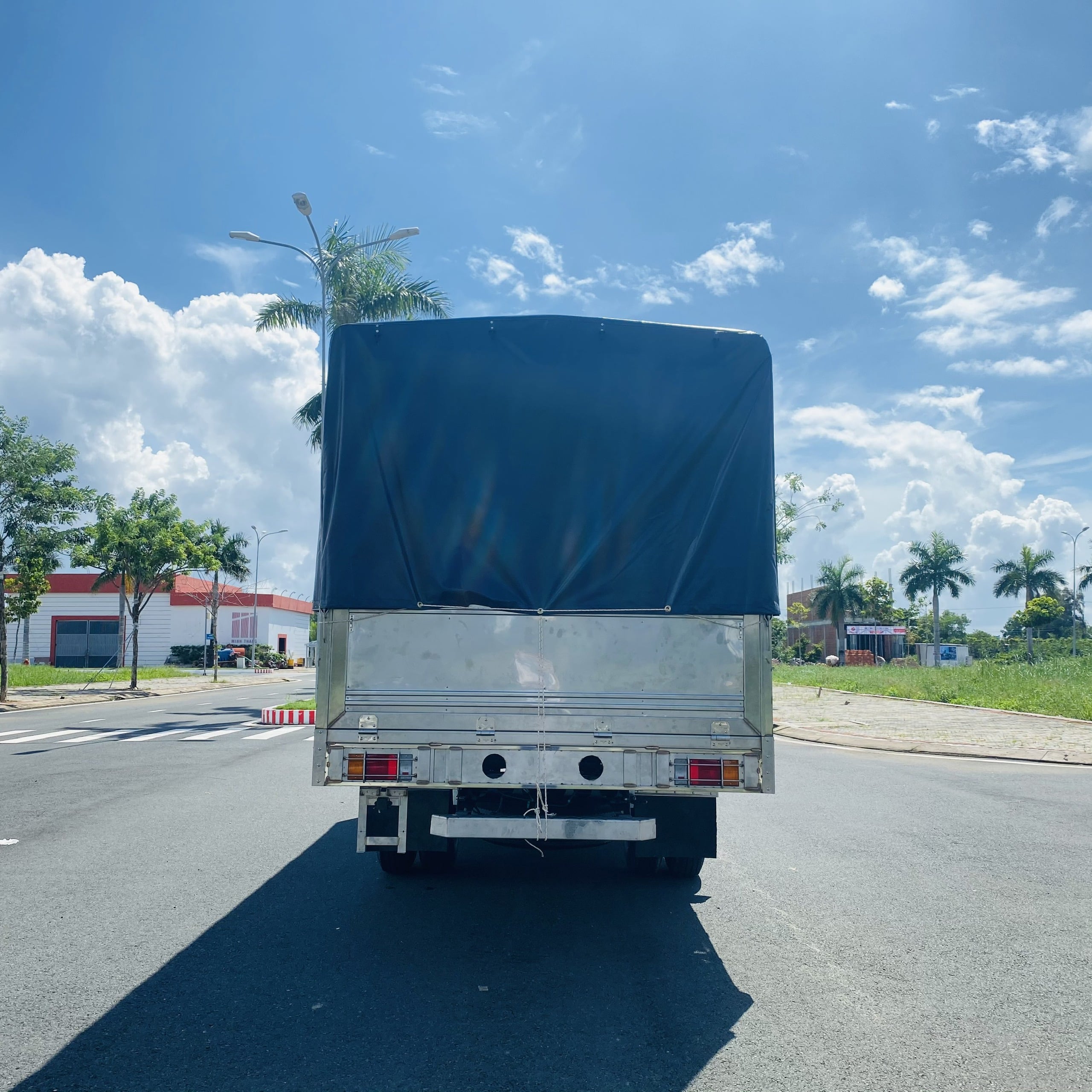 Xe Tải Isuzu NQR550 Mui bạt 304 - Tải trọng 5.5 tấn - Thùng dài 5m7