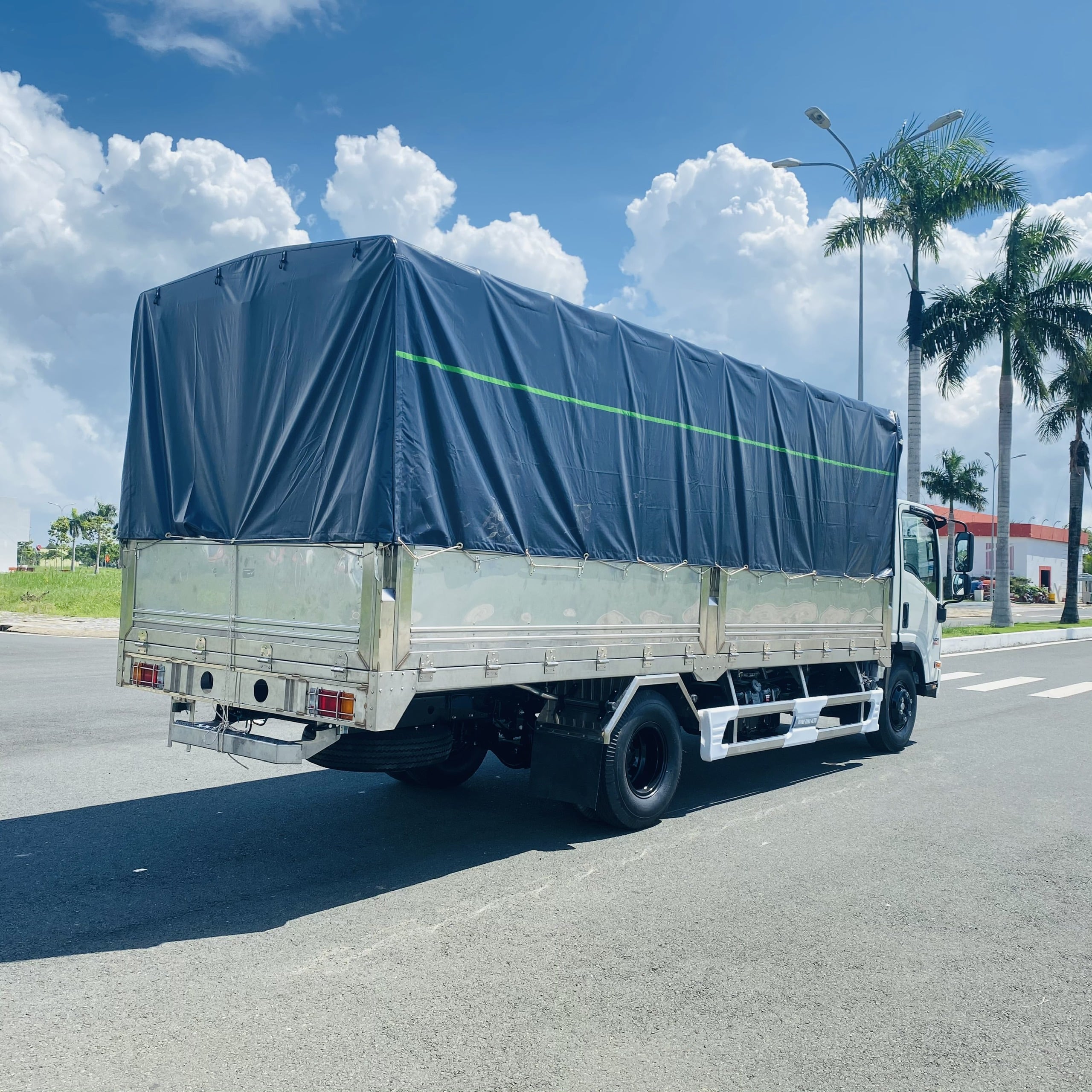 Xe Tải Isuzu NQR550 Mui bạt 304 - Tải trọng 5.5 tấn - Thùng dài 5m7