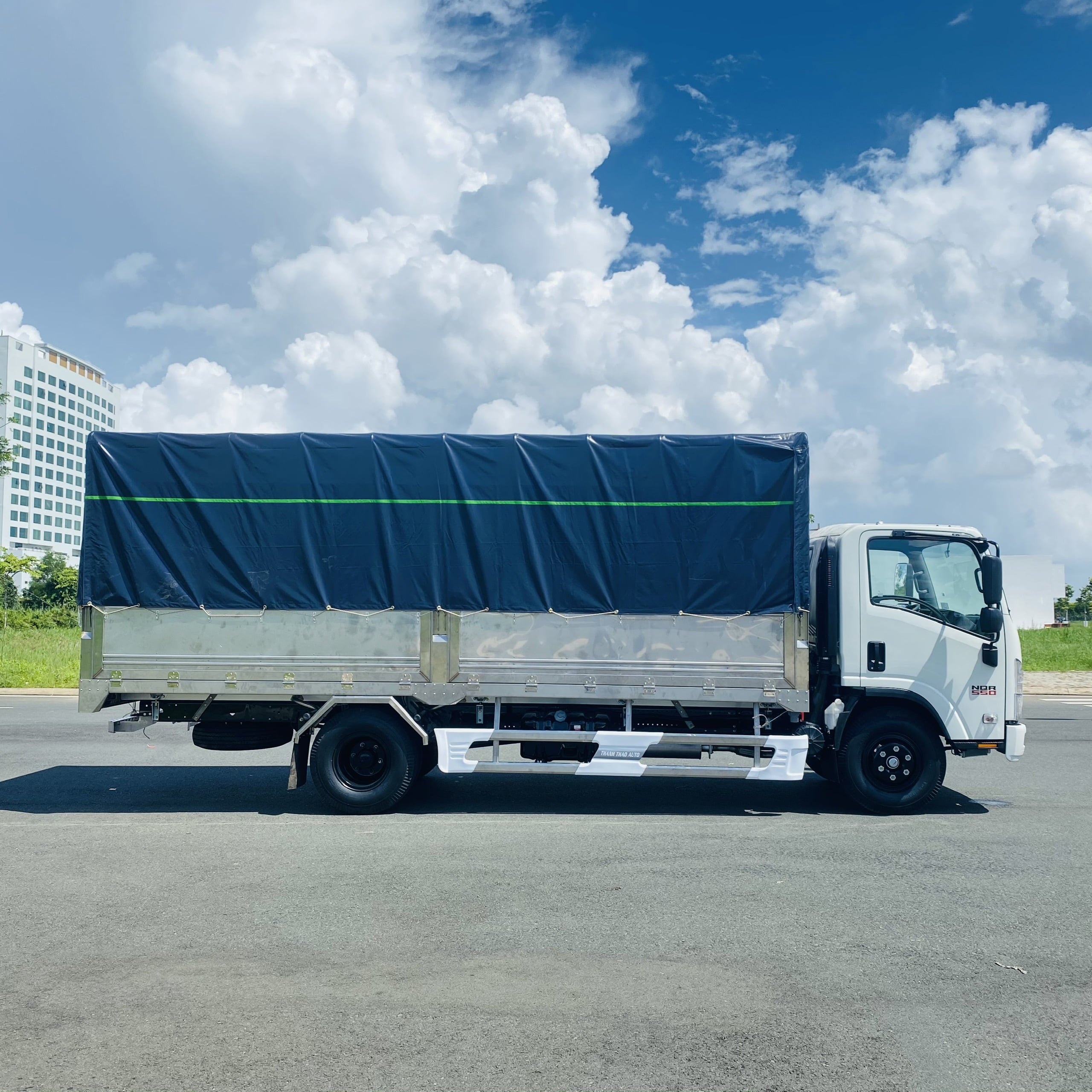 Xe Tải Isuzu NQR550 Mui bạt 304 - Tải trọng 5.5 tấn - Thùng dài 5m7