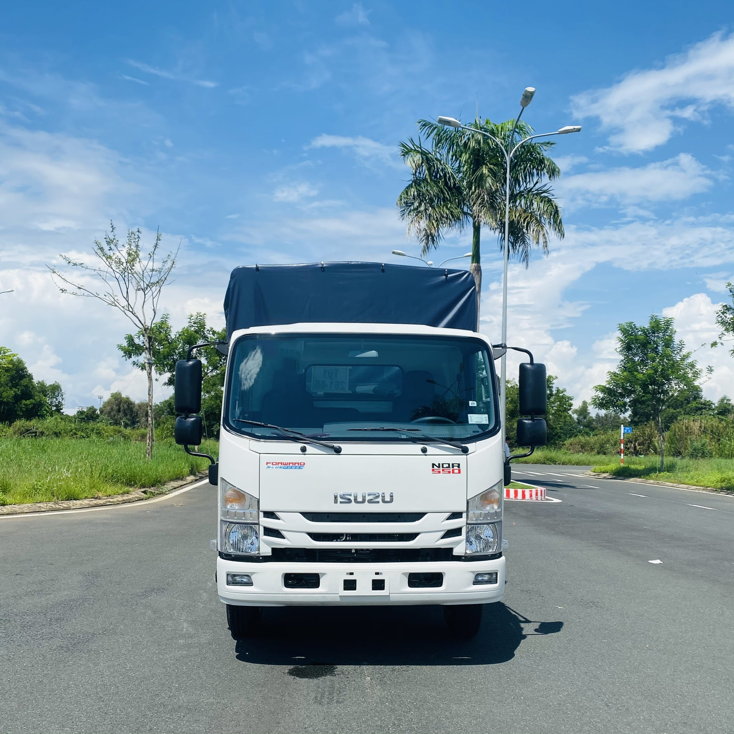 Xe Tải Isuzu NQR550 Mui bạt 304 - Tải trọng 5.5 tấn - Thùng dài 5m7