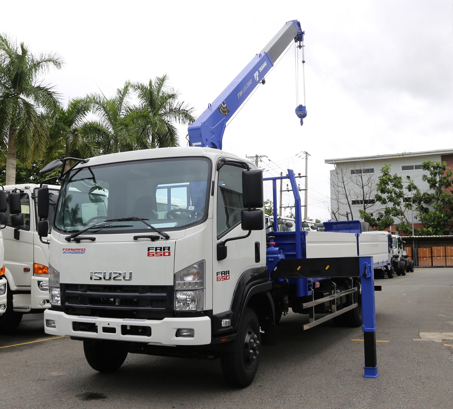 Xe cẩu Isuzu FRR650 - Tải trọng 4.9 tấn - Thùng dài 6m