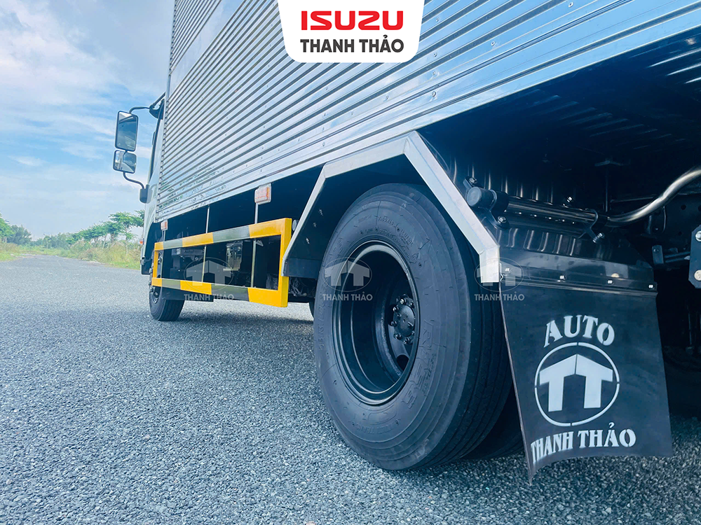 Xe tải Isuzu NPR400 - Thùng kín TC - Tải 3.85 tấn - Thùng dài 5m2